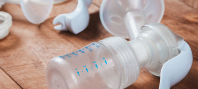 Как правильно сцеживать грудное молоко?