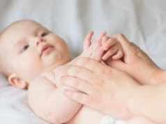 Проблемы пищеварения у младенцев: колики у новорожденных, запоры, срыгивания