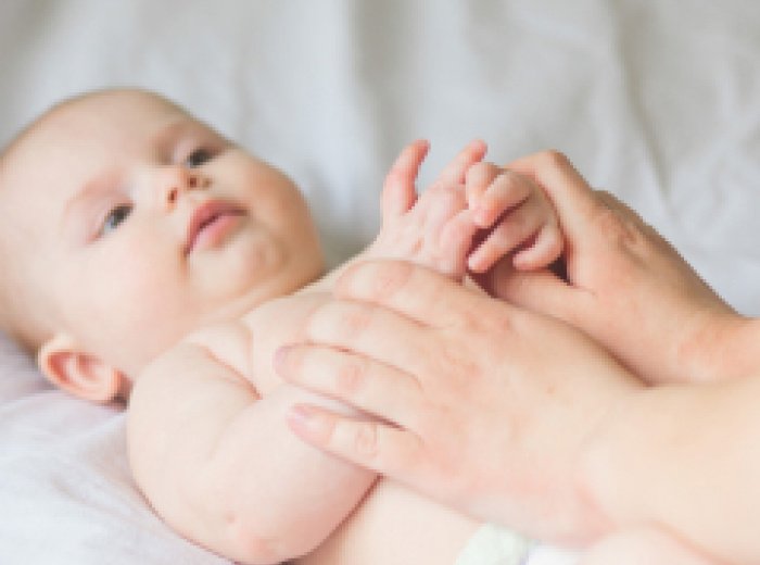 Проблемы пищеварения у младенцев: колики у новорожденных, запоры, срыгивания