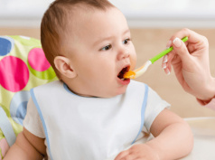 Чем кормить ребенка в 9 месяцев: примерное меню для малыша